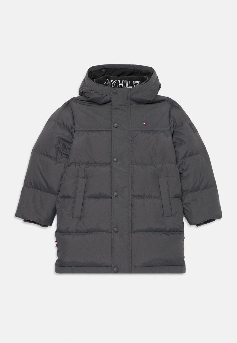 Grå pufferjakke med hette, som har trykknapper, en frontlomme og en subtil logo på brystet. Glatt tekstur med kviltet design.