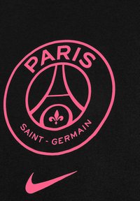 Zwarte stof met een circulair logo in felroze, met de tekst "PARIS" en "SAINT-GERMAIN", en een gestileerd Eiffel-torenicoon in het midden.