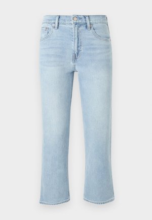 Jean en denim bleu clair à taille haute, jambes droites, fermeture à boutons devant et design cinq poches, présenté sur un fond uni.