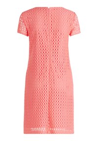 Kleid mit kurzen Ärmeln aus korallenrotem Netzstoff, mit quadratischem Muster, in mittellanger Länge bis zur Oberschenkelmitte und einem Reißverschluss auf der Rückseite.
