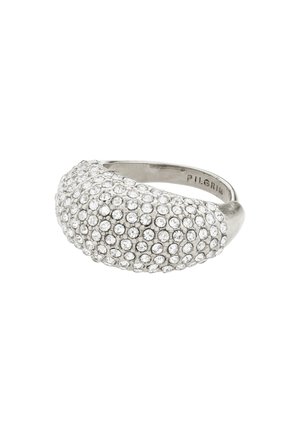 Anello d'argento con design curvo, incastonato con numerosi piccoli strass trasparenti, che offre una superficie testurizzata e un riflesso lucido.