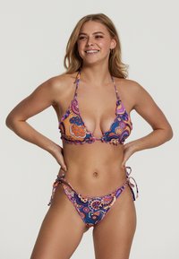 Virágos és paisley mintás bikinis. Háromszög alakú felső, fodros szegéllyel és megkötőkkel, hozzá illő, alacsony derékú alsó rész, oldalsó megkötőkkel.