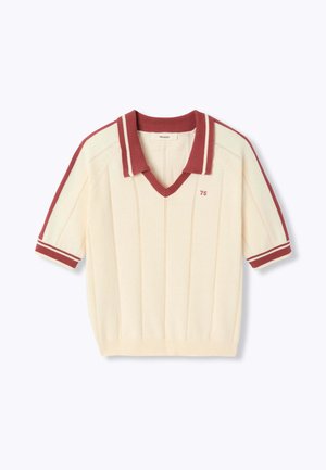 Polo en maille crème à manches courtes avec des rayures rouges sur les manches et le col, col en V, ourlet côtelé, et petit détail "75" sur la poitrine.
