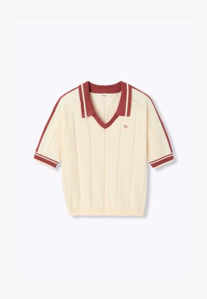 Polo en maille crème à manches courtes avec des rayures rouges sur les manches et le col, col en V, ourlet côtelé, et petit détail "75" sur la poitrine.