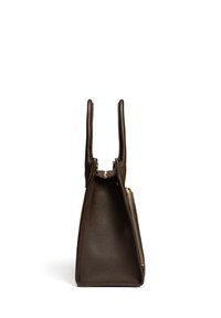 Sac à main en cuir marron au design structuré, doté de deux anses allongées, d'une fermeture éclair et d'un extérieur texturé.