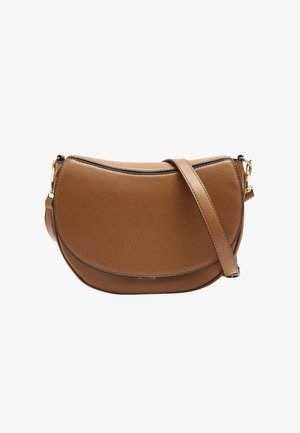 Brązowa torebka listonoszka z ekoskóry o zaokrąglonym kształcie, z ozdobnym przeszyciem i cienkim, regulowanym paskiem. Złote elementy ozdobne.