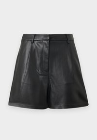 Zwarte leren shorts met een getailleerd ontwerp, voorplooien en strakke lijnen. Het oppervlak heeft een gladde textuur met minimale hardware.