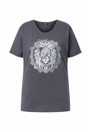 Dunkelgraues T-Shirt mit kurzen Ärmeln und einem detaillierten weißen Löwenkopf-Design, umrahmt von einem dekorativen kreisförmigen Muster auf der Vorderseite.