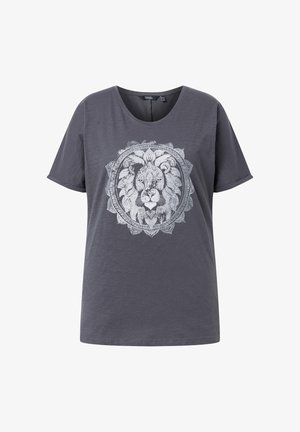 Donkergrijs T-shirt met korte mouwen met een gedetailleerd wit ontwerp van een leeuwenkop, omlijst door een decoratief cirkelpatroon aan de voorkant.