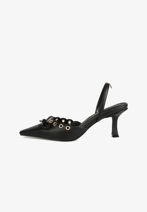 Tacchi slingback neri con punta affusolata, caratterizzati da occhielli dorati, dettagli a zig-zag e un fiocco decorativo. Tacco a stiletto sottile.