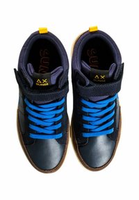 Sneakers in pelle e suede blu navy con lacci blu, suola beige e un'etichetta gialla con il logo "SUN68" sul tallone.