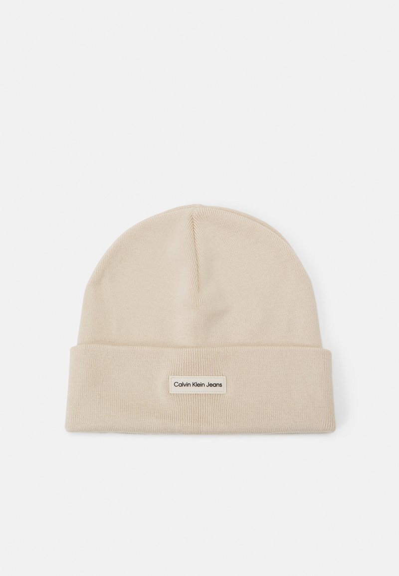 Calvin Klein Jeans PATCH BEANIE - Pletena kapa - birch