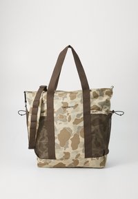 Sac fourre-tout camouflage khaki avec des poignées marron, poche latérale en mesh et fermeture éclair. Tissu durable avec une finition texturée.