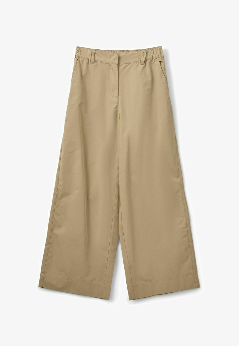 Pantalon beige à jambes larges avec passants pour ceinture, poches avant et fermeture frontale dissimulée.