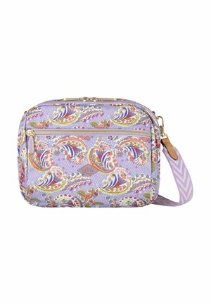 Sac bandoulière lavande avec fermetures éclair dorées, motif floral paisley, et bandoulière chevron ajustable.