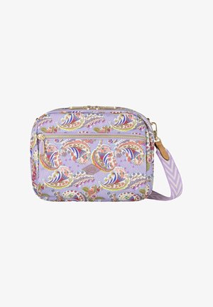 Sac bandoulière lavande avec fermetures éclair dorées, motif floral paisley, et bandoulière chevron ajustable.