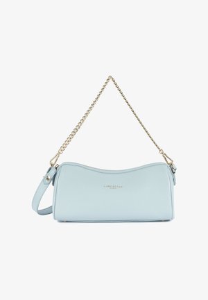 Lichtblauwe leren schoudertas met gouden kettingriem, rechthoekige vorm en het "Lancaster Paris"-logo in het midden aan de voorkant.