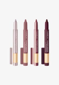 Drei NABLA Cupid's Arrow Lippenstifte in Metallic-Pink, Mauve und Dunkel-Burgunderrot. Jeder ist mit einem silbernen und goldenen Drehmechanismus ausgestattet.