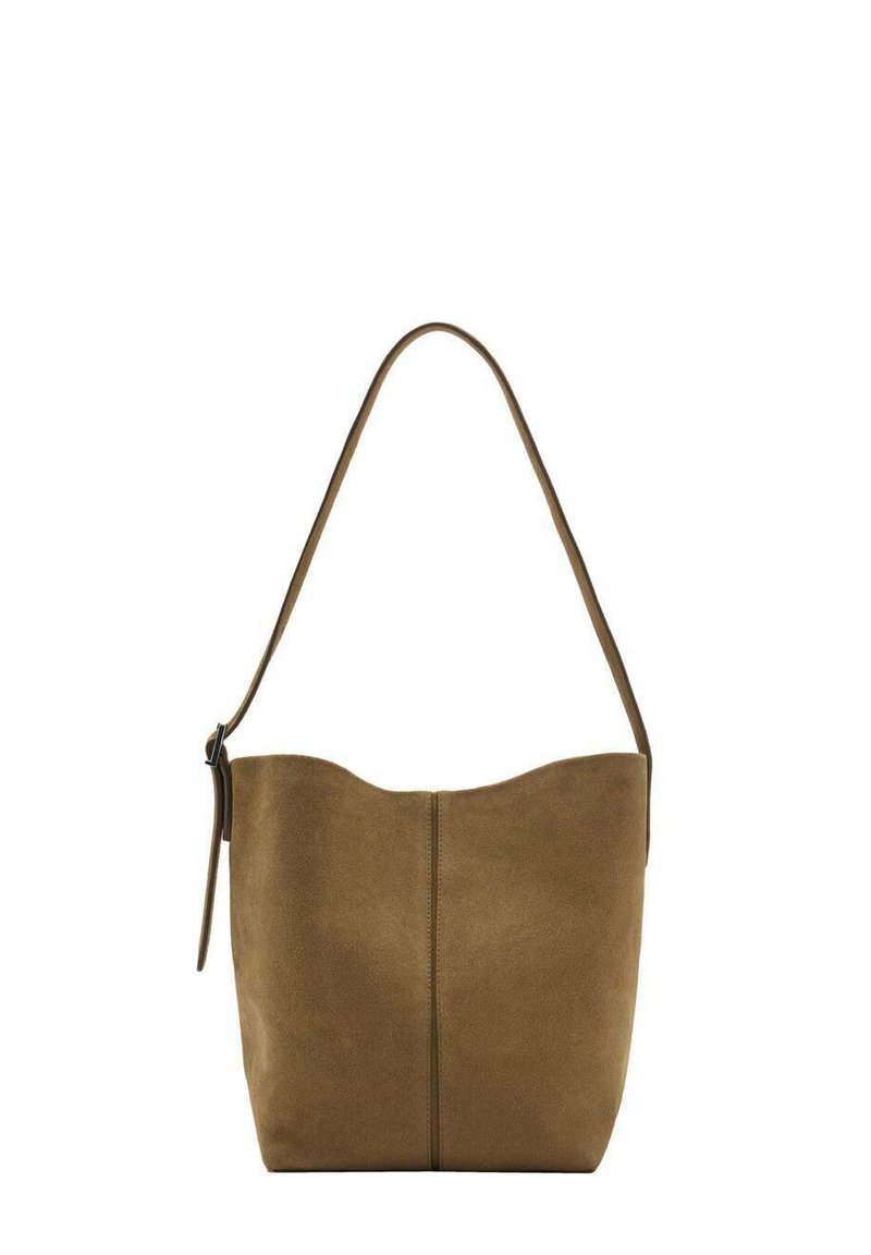 Sac à bandoulière en suede brun avec un haut courbé, une seule bandoulière et un détail de couture central. Sa texture douce met en valeur le design minimaliste.