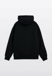 Czarna bluza z kapturem, z długimi rękawami, luźnym krojem oraz ściągaczami na rękawach i u dołu. Gładki, teksturowany materiał bez widocznych logo lub wzorów.