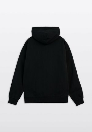 Czarna bluza z kapturem, z długimi rękawami, luźnym krojem oraz ściągaczami na rękawach i u dołu. Gładki, teksturowany materiał bez widocznych logo lub wzorów.