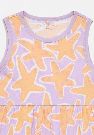Αμάνικο παιδικό φόρεμα με λεπτομέρειες λεβάντας και μεγάλο πορτοκαλί αστερίας σε ανοιχτό μωβ φόντο.