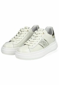 Hvide lædersneakers med en struktureret sølvdetalje, rund tå, flad hvid sål og snørebåndsdesign. Metallisk detalje ved hælen.
