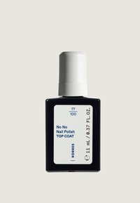 Botella de vidrio negra con una tapa blanca. La etiqueta muestra "No No Top Coat para Esmalte de Uñas", junto con las medidas y el nombre de la marca en texto azul.