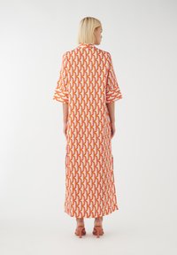 Langes, fließendes Kleid aus leichtem Stoff mit einem orange-, pink- und gelbfarbenen geometrischen Muster, versehen mit einem Kragen und Dreiviertelärmeln.