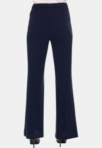 Pantaloni a palazzo blu navy, realizzati in tessuto liscio, con tasche frontali e vita alta. Il tessuto ha una leggera lucentezza.