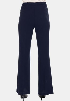 Pantaloni a palazzo blu navy, realizzati in tessuto liscio, con tasche frontali e vita alta. Il tessuto ha una leggera lucentezza.