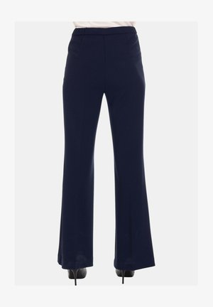 Pantaloni a palazzo blu navy, realizzati in tessuto liscio, con tasche frontali e vita alta. Il tessuto ha una leggera lucentezza.