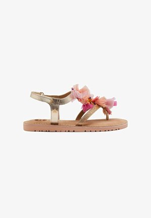 Sandalias metálicas doradas con acentos de flores de tul colorido, suela plana, correa trasera ajustable y plantilla texturizada para mayor agarre.