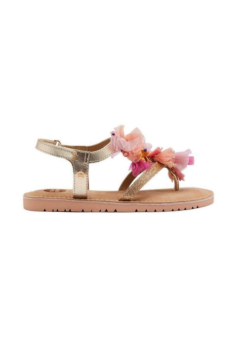 Sandalias metálicas doradas con acentos de flores de tul colorido, suela plana, correa trasera ajustable y plantilla texturizada para mayor agarre.
