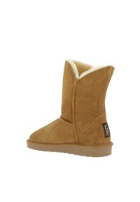 Brun mockaset stövel med en mjuk krämfärgad foder, rund tå och platt gummisula. Har ett sidopatch med logotyp för varumärkesprofilering.