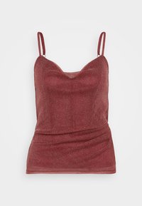 Bordeaux camisole met dunne verstelbare bandjes, zacht gerimpelde textuur en een aansluitende pasvorm. De stof heeft een subtiele glans.