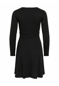 Robe noire en maille à manches longues avec texture côtelée, taille cintrée et jupe évasée, vue de dos.