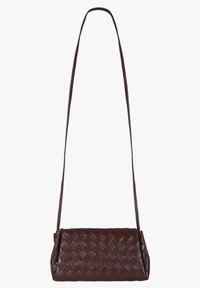 Borsa a tracolla in pelle marrone con motivo intrecciato, forma rettangolare e una tracolla regolabile singola per indossarla a tracolla o sulla spalla.