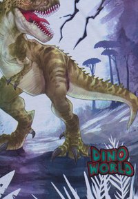 Maglietta con una grande e dettagliata grafica di un dinosauro in tonalità di verde e marrone, con accenti rossi. Lo sfondo include foglie blu e bianche e contorni.
