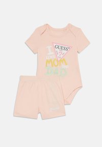 Lys rosa babyklær som inkluderer en kortermet body med fargerik tekst og matchende shorts med brodert logo. Laget av myk bomullsmateriale.