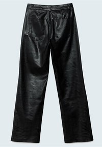 Pantalon noir en similicuir à texture crocodile, coupe droite, avec deux poches arrière, vu de dos.