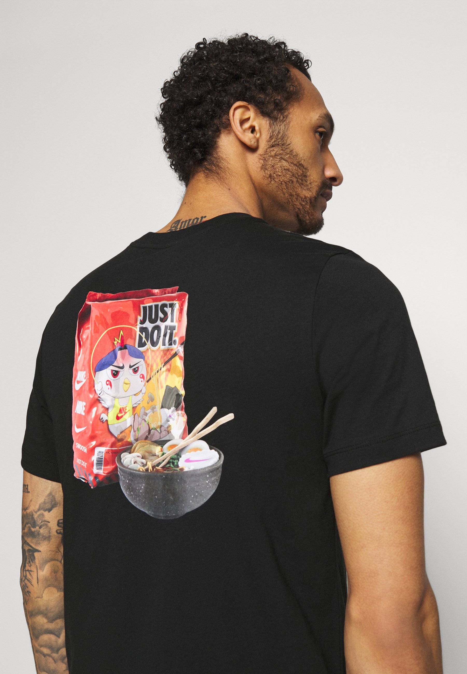 Nike Sportswear TEE FOOD RAMEN - Print 