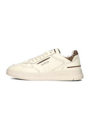 Witte leren sneakers met een gestroomlijnd ontwerp, voorzien van bruine gestreepte accenten en een luipaardprint detail op de hiel. Platte rubberen zool.