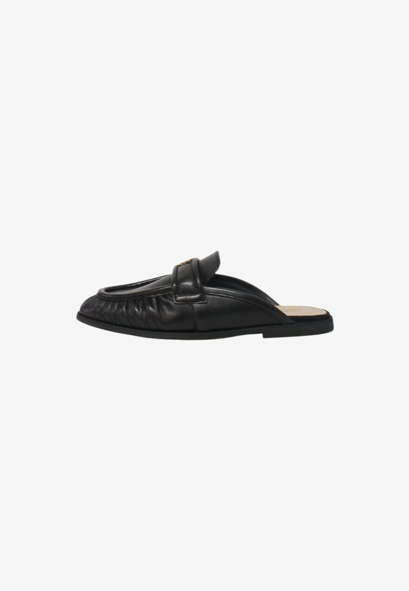 Scarpe slip-on in pelle nera con punta rotonda e design plettato, dotate di un accento rettangolare sulla parte superiore e suola piatta.