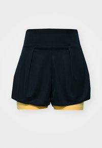Svarta sportshorts med en texturerad finish, med en lös passform och ett inre lager av gult material synligt vid fållen.