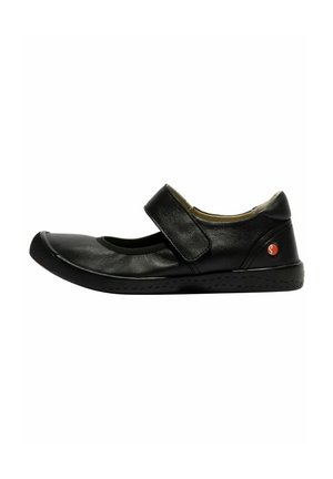 Scarpa in pelle nera con punta rotonda, chiusura a fascia e suola nera flessibile con piccole perforazioni per la presa.