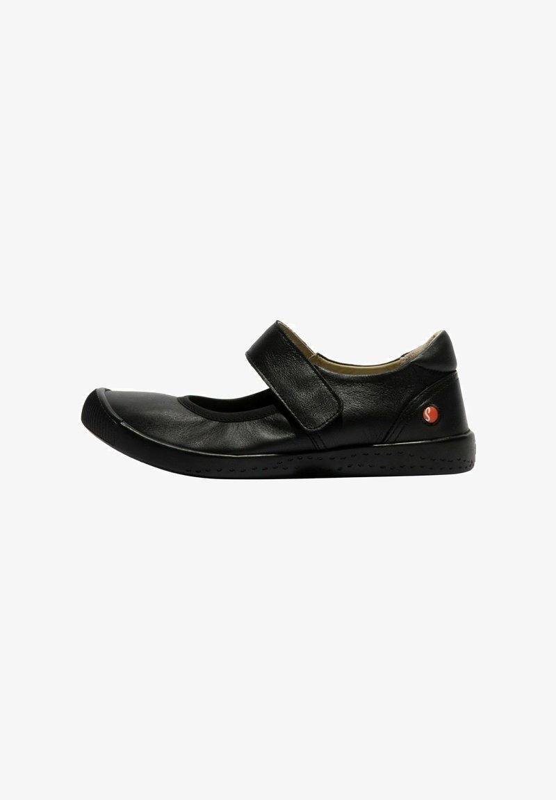 Zapato de cuero negro con puntera redonda, cierre de correa y suela negra flexible con pequeñas perforaciones para un mejor agarre.