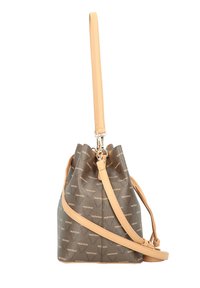 Hnědá kabelka typu bucket s bledě hnědým koženým popruhem, která má reliéfní vzor loga a stahovací uzávěr. Hladký povrch, prostorný design.