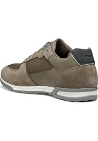 Zapatillas de hombre en malla y gamuza beige. Cuentan con una suela de goma, cuello acolchado y detalle del logo en el talón. Diseño minimalista.