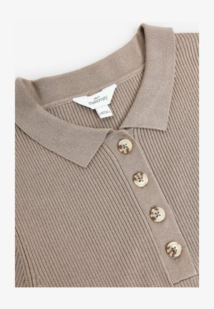 Beige geribbelde zwangerschaps-polo met een opgestikte kraag, voorzien van vier decoratieve knopen aan de voorkant gemaakt van lichtgekleurd plastic.